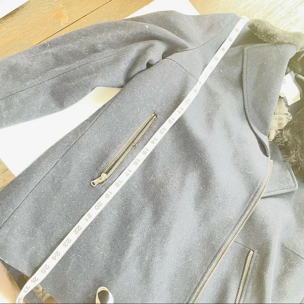 H&M Navy Wool Coat with Faux Fur Collar – Holiday Workwear – Size 8 - Picture 5 of 6